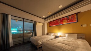 Ein Hotelzimmer mit zwei Betten, einem großen Fenster mit Vorhängen, einem Wandbild und einem Nachttisch mit Lampe.