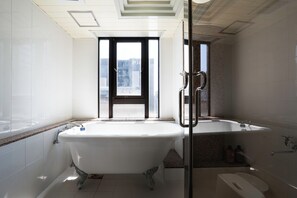 Secadora de cabello, toallas, jabón, papel de baño 