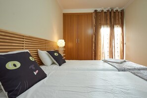 2 habitaciones, tabla de planchar con plancha y ropa de cama
