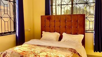 4 bedrooms, iron/ironing board, WiFi