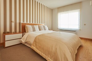 4 bedrooms, in-room safe, iron/ironing board, bed sheets