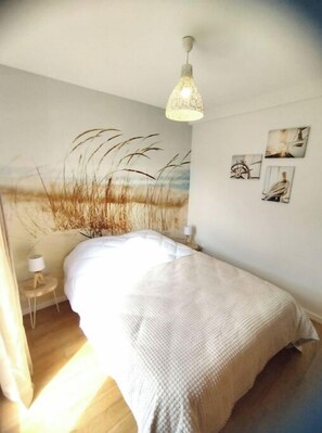 3 slaapkamers, een strijkplank/strijkijzer, reisbedje, gratis wifi