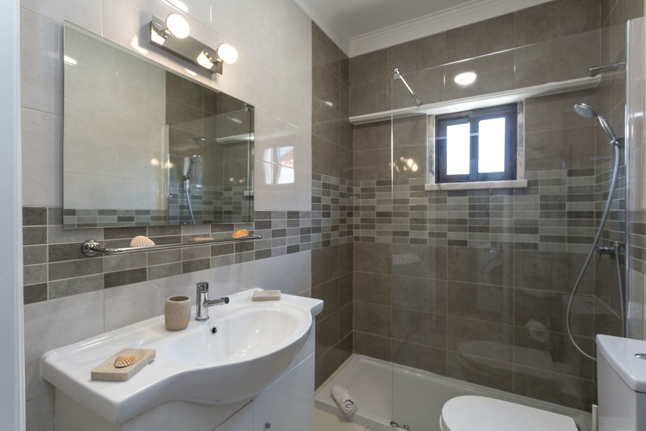 Douche, s échoir à cheveux, serviettes fournies