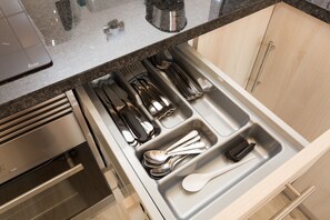 Kjøleskap, mikrobølgeovn, ovn og oppvaskmaskin