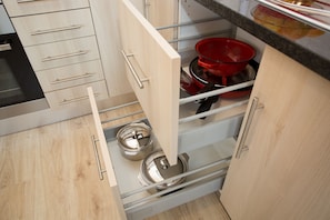 Kühlschrank, Mikrowelle, Ofen, Geschirrspüler