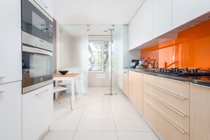 Geladeira, micro-ondas, fogão, lava-louças