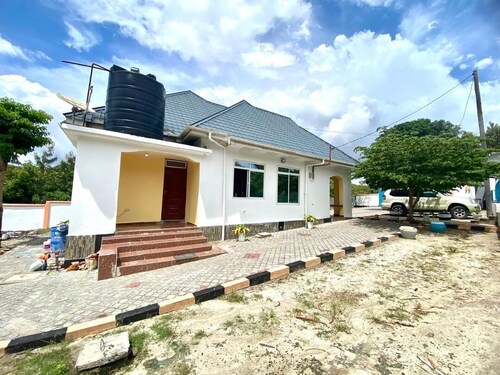 Spacious 4-bedroom house in gorgeous Dar es Salaam with Wi-Fi, AC