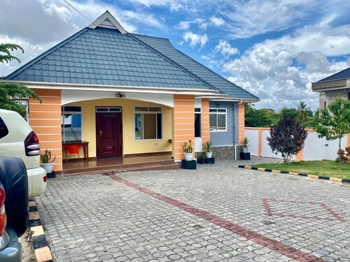 Spacious 4-bedroom house in gorgeous Dar es Salaam with Wi-Fi, AC
