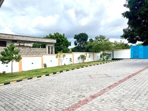 Property grounds - Spacious 4-bedroom house in gorgeous Dar es Salaam with Wi-Fi, AC (Dar es Salaam)