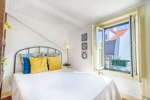 Iron/ironing board, bed sheets