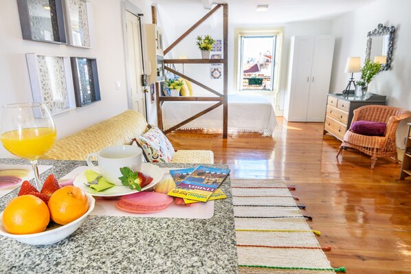 Iron/ironing board, bed sheets