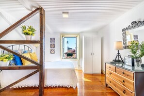 Iron/ironing board, bed sheets