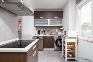 Réfrigérateur, four à micro-ondes, un four, lave-vaisselle