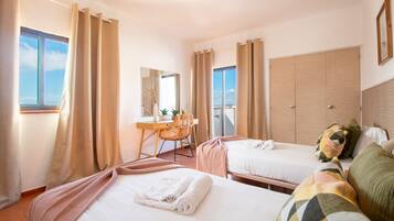 Fer et planche à repasser, Wi-Fi gratuit, draps fournis