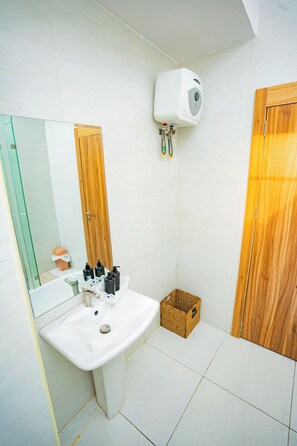 Douche, serviettes fournies, savon, papier toilette