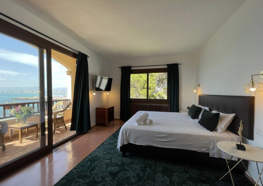 6 makuuhuonetta, tallelokero huoneessa, silitysrauta/-lauta