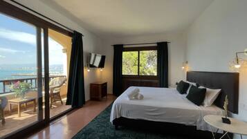 6 makuuhuonetta, tallelokero huoneessa, silitysrauta/-lauta