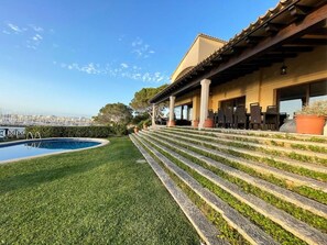 Outdoor pool - Villa Kamok.   Family villa with oceanfront pool and direct access to the sea (IB)