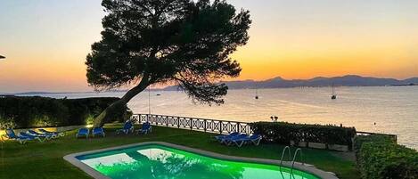 حمّام سباحة خارجي