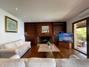 Smart TV, fireplace, DVD player - Villa Kamok.   Family villa with oceanfront pool and direct access to the sea (IB)