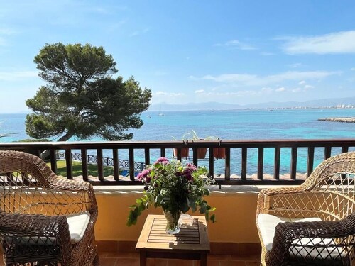 Villa Kamok.   Family villa with oceanfront pool and direct access to the sea