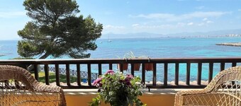 Villa Kamok. Family villa with oceanfront pool and direct access to the sea