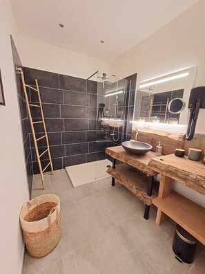 Douche, sèche-cheveux