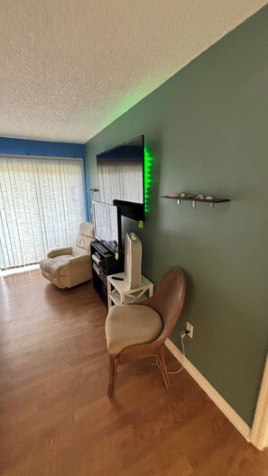 Video games - 2 Bed 2 Bath Condo Near Beaches in Charming Fort Myers with Pool, WiFi, AC, TV (Fort Myers)