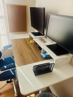 Interior - 2 Bed 2 Bath Condo Near Beaches in Charming Fort Myers with Pool, WiFi, AC, TV (Fort Myers)