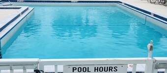 2 Bed 2 Bath Condo Near Beaches in Charming Fort Myers with Pool, WiFi, AC, TV