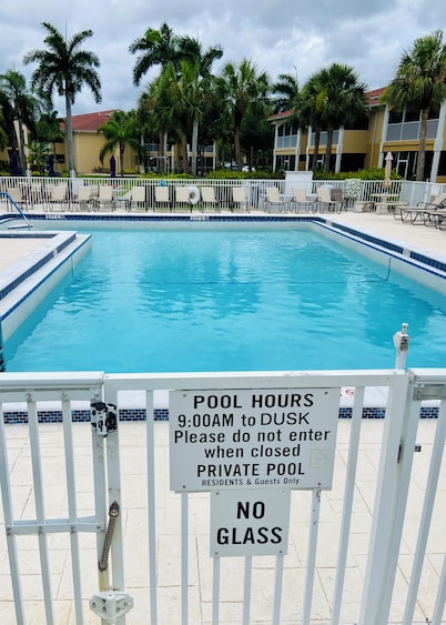 2 Bed 2 Bath Condo Near Beaches in Charming Fort Myers with Pool, WiFi, AC, TV