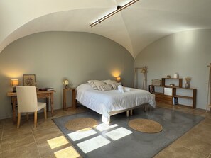 6 bedrooms, WiFi, bed sheets - Mas provençal, garden, swimming pool and playground for children (Montboucher-sur-Jabron)