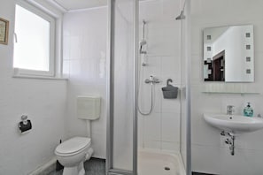 Shower, towels, soap - Fewo Schneider: 3-room apartment parking lot & dog welcome (Görlitz)