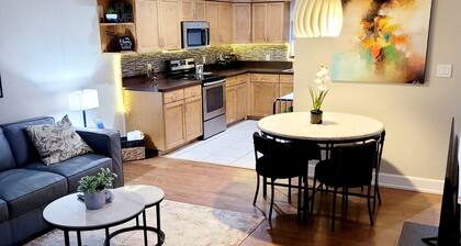 Charming 2-bedroom, 2.5 bath townhome in Gainesville - WiFi, AC, parking & more!