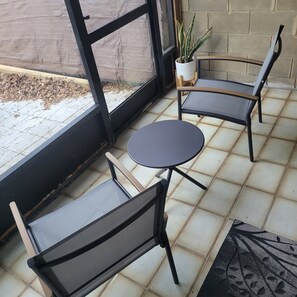 Terrace/patio - Charming 2-bedroom, 2.5 bath townhome in Gainesville - WiFi, AC, parking & more! (Gainesville)