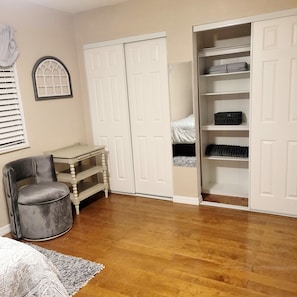 2 habitaciones, tabla de planchar con plancha, wifi y ropa de cama 