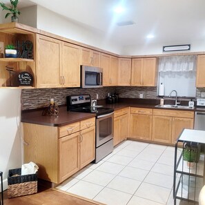 Fridge, microwave, oven, stovetop - Charming 2-bedroom, 2.5 bath townhome in Gainesville - WiFi, AC, parking & more! (Gainesville)