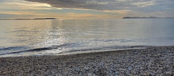 T2 on the seafront, facing the Isles of Gold - Residence and private beach