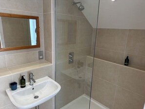 Shower, hair dryer, towels, soap - Spacious and Modern Seaside Home, 5 mins wlk from the centre of Salcombe (Salcombe)