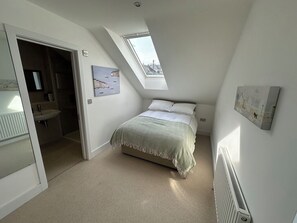 4 bedrooms, iron/ironing board, free WiFi, bed sheets - Spacious and Modern Seaside Home, 5 mins wlk from the centre of Salcombe (Salcombe)