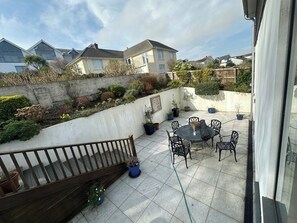 Outdoor dining - Spacious and Modern Seaside Home, 5 mins wlk from the centre of Salcombe (Salcombe)