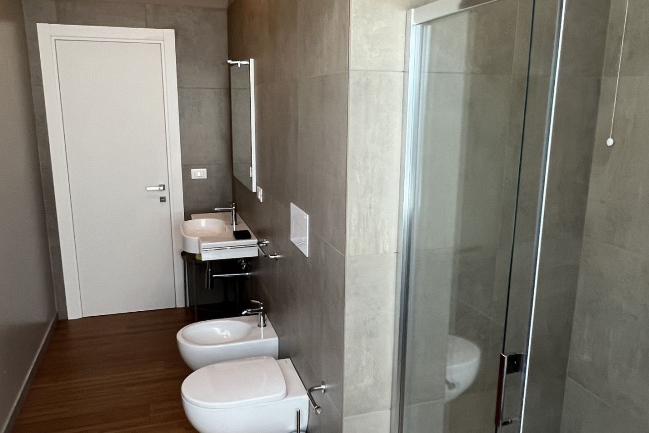 Douche, sèche-cheveux, bidet, serviettes fournies