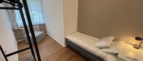 2 bedrooms, iron/ironing board, bed sheets