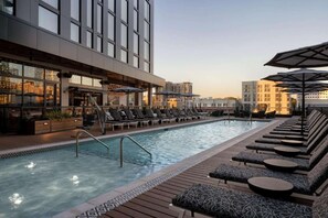 A heated pool - Elegant Glamour In The Heart of Nashville’s Iconic Midtown | Two Queen Beds. Rooftop Pool (Nashville)