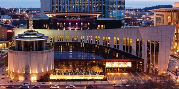 Exterior - Elegant Glamour In The Heart of Nashville’s Iconic Midtown | Two Queen Beds. Rooftop Pool (Nashville)
