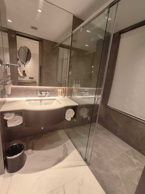Kostenlose Toilettenartikel, Haartrockner, Hausschuhe, Bidet