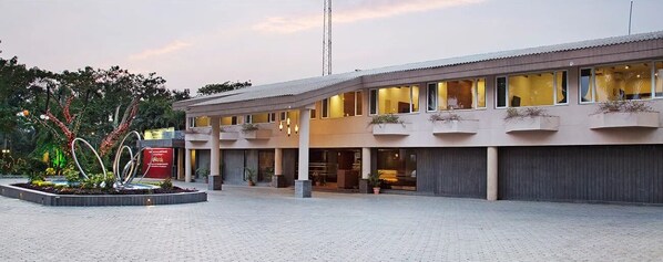 A modern hotel with a spacious courtyard, a central fountain, and a row of balconies with plants. - Enrise By Sayaji Bhopal (Bhopal)