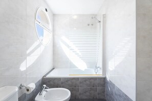 Assecador de cabells, tovalloles, sabó i paper higiènic 