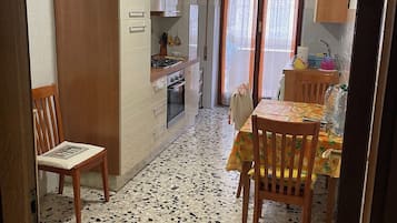 Kylskåp, ugn, spishäll och grytor/köksredskap