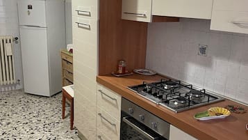 Kylskåp, ugn, spishäll och grytor/köksredskap